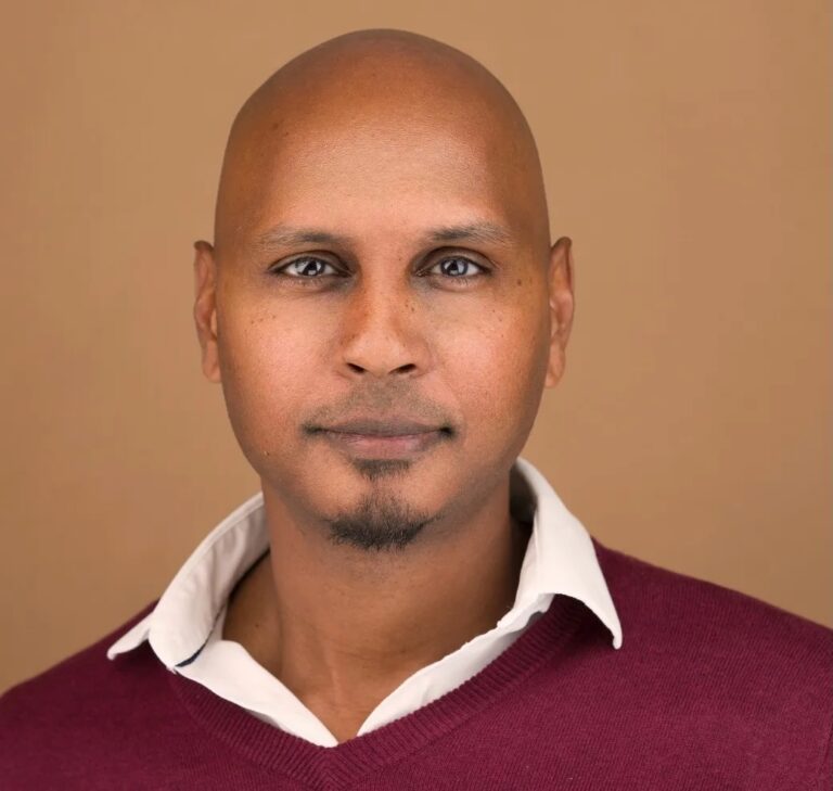 Headshot Specialist Ray Singh who is a profession headshot photographer in NYC. Portrait studio in Midtown Manhattan NYC. Headshot Photographers NYC, Headshots NYC, Headshot Photographers near me, corporate headshot. Headshot Photographers 5th Ave, Headshot Photographers 7th Ave. Business Headshot. Garment district headshot photographers Headshot Photographers NYC
