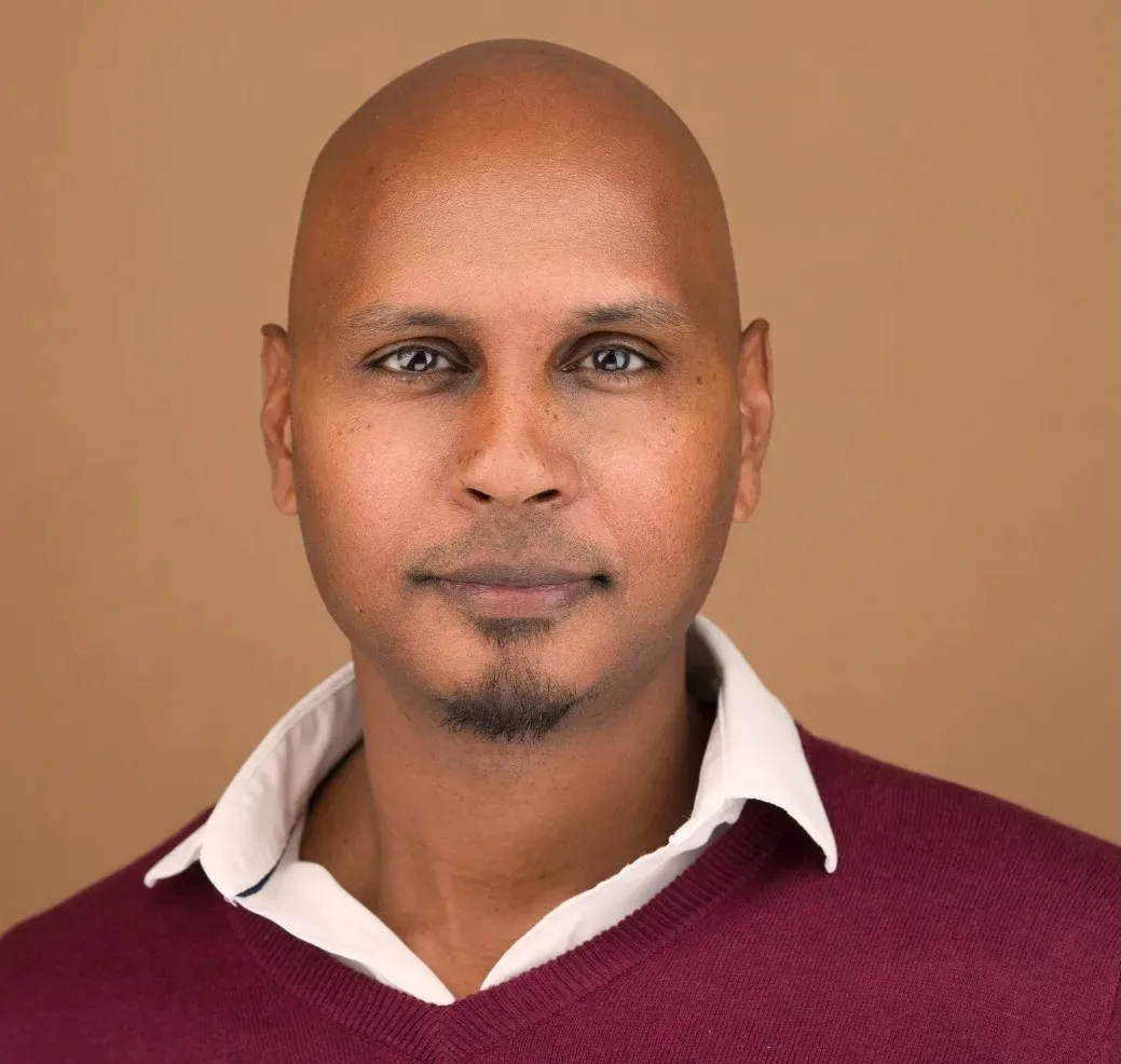 Headshot Specialist Ray Singh who is a profession headshot photographer in NYC. Portrait studio in Midtown Manhattan NYC. Headshot Photographers NYC, Headshots NYC, Headshot Photographers near me, corporate headshot. Headshot Photographers 5th Ave, Headshot Photographers 7th Ave. Business Headshot. Garment district headshot photographers Headshot Photographers NYC