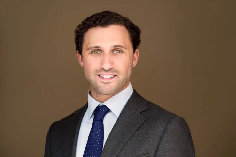 Headshot of a man in a suit and tie in New York City. Headshot Photographers NYC, Headshots NYC, Headshot Photographers near me, corporate headshot